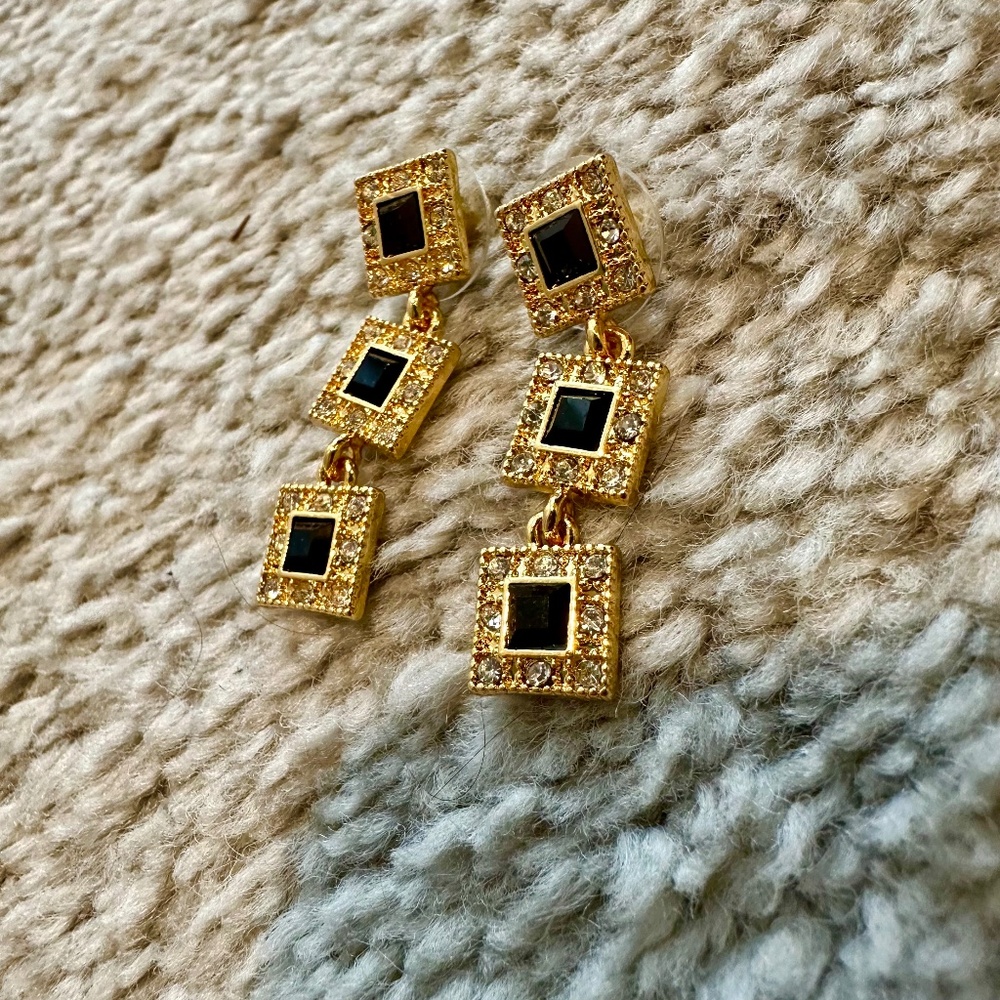 Fancy Black and Gold Earrings✨ It's like the jewel from the royal 💎